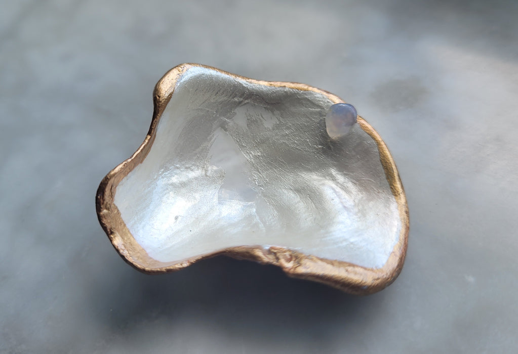 Oyster Trinket Dish Pearl Paint with Gold Leaf Paint and Blue Lace Agate (approx. 1.5 in.)