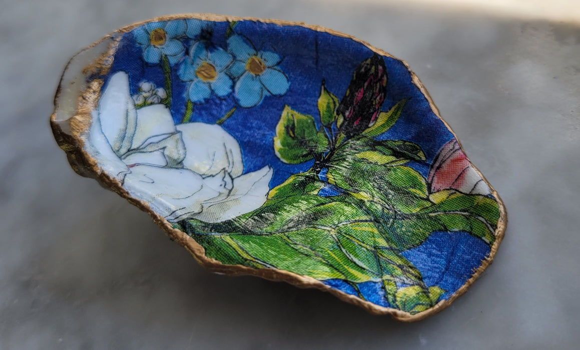 Oyster Trinket Dish Blue Floral Pattern with Gold Leaf Detail (2.5 in.)